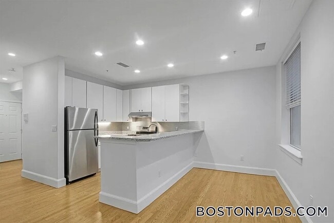 Building Photo - 140 Boylston St