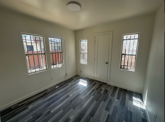 Foto del edificio - 8114 S Hoover St