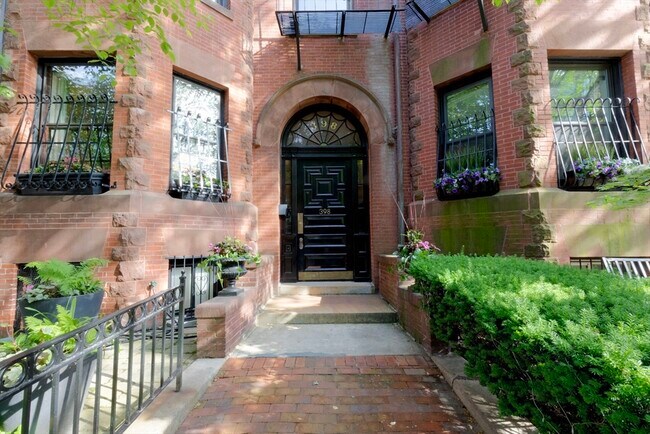 Building Photo - 398 Marlborough St