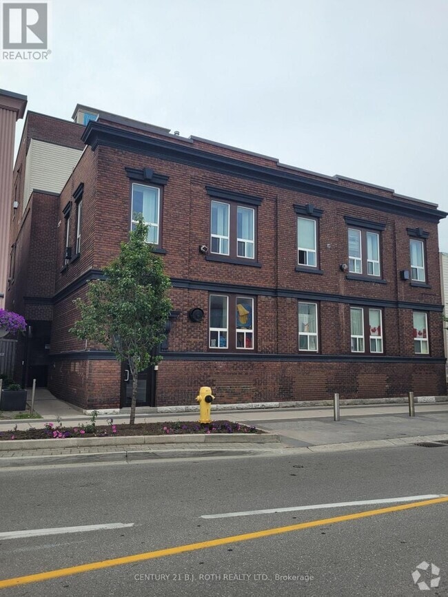 Building Photo - 19-219 Dunlop St W