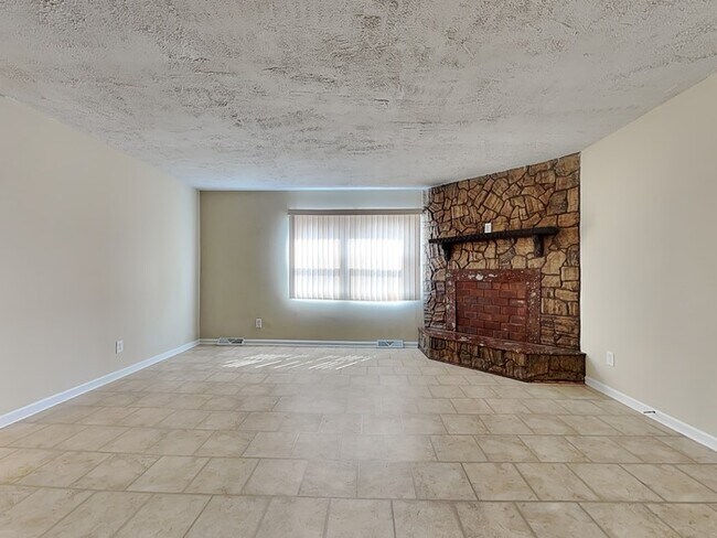 Foto del edificio - HALF OFF RENT! Beautiful Home Brick Ranch