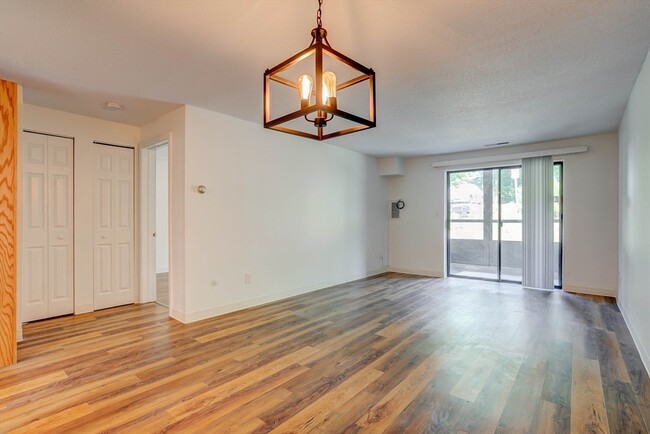 Building Photo - 7 Greenbriar Dr