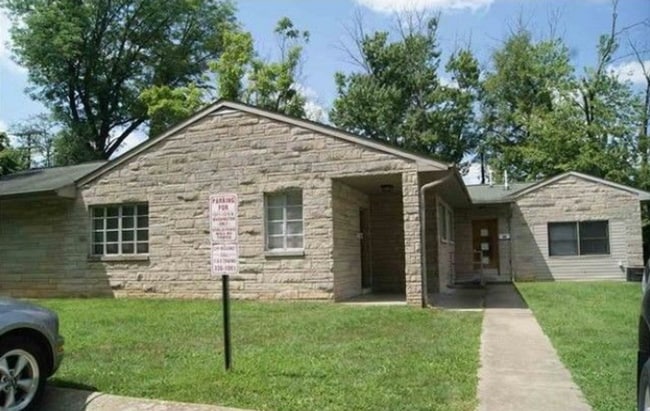 Building Photo - Spacious 4 bed/2 bath - walk to campus!