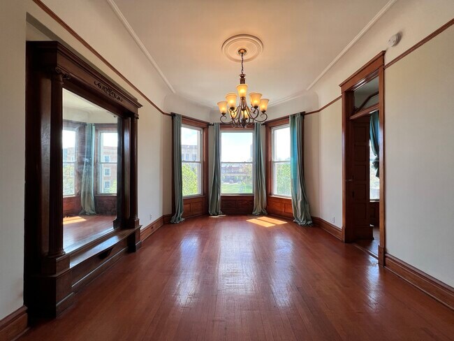 Building Photo - 4736 S Prairie Ave