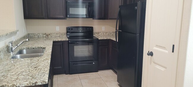 Building Photo - Great 3 Bed 2.5 Bath Quadplex Unit near Ju...