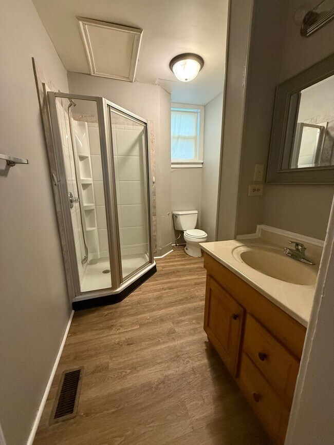 Building Photo - Downstairs 2 bedroom 1 bath $775 a month