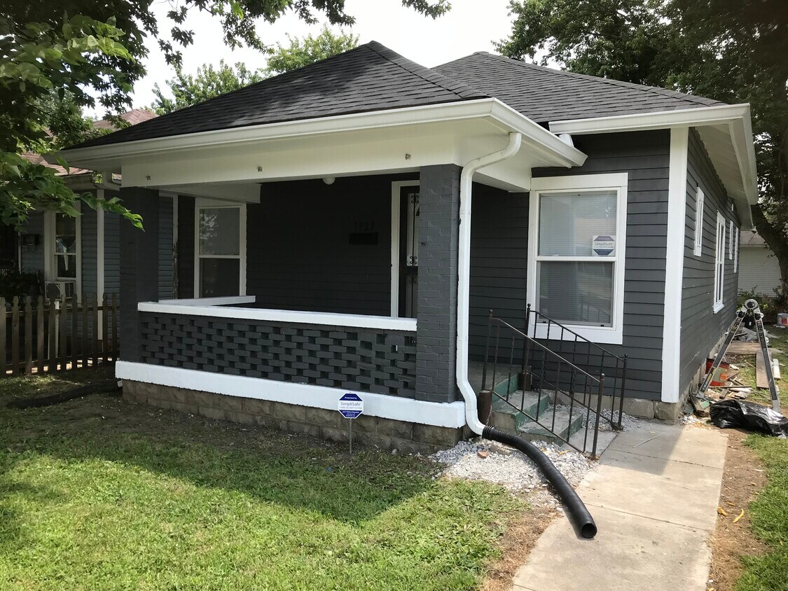 Street Front - 1923 W 10th St