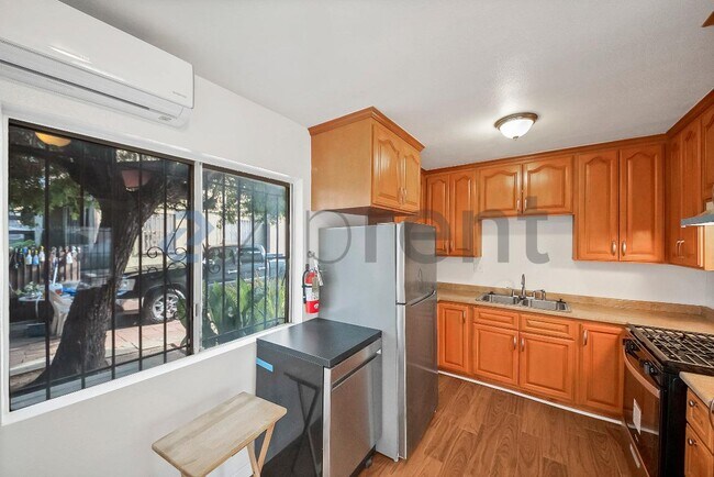 Foto del edificio - 2458 Normandie Ave