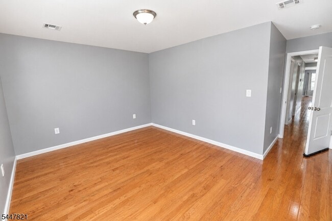 Building Photo - 572 S 11th St
