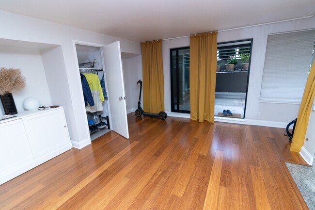 Foto del edificio - 2040 Waverly Plz N