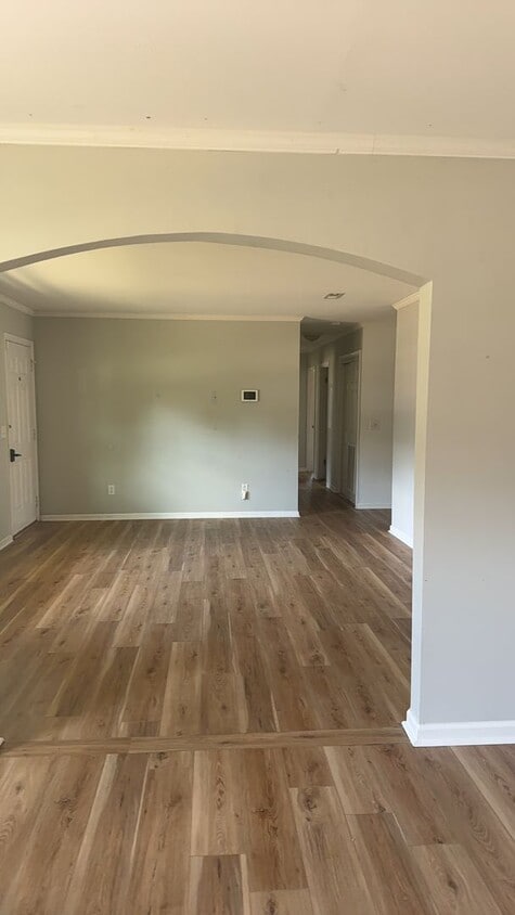 Building Photo - 210 Chinook Dr
