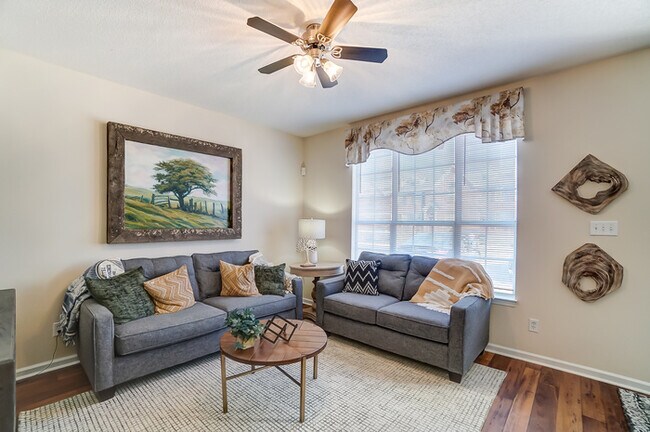 Foto del edificio - All-brick townhome living, minutes from it all.