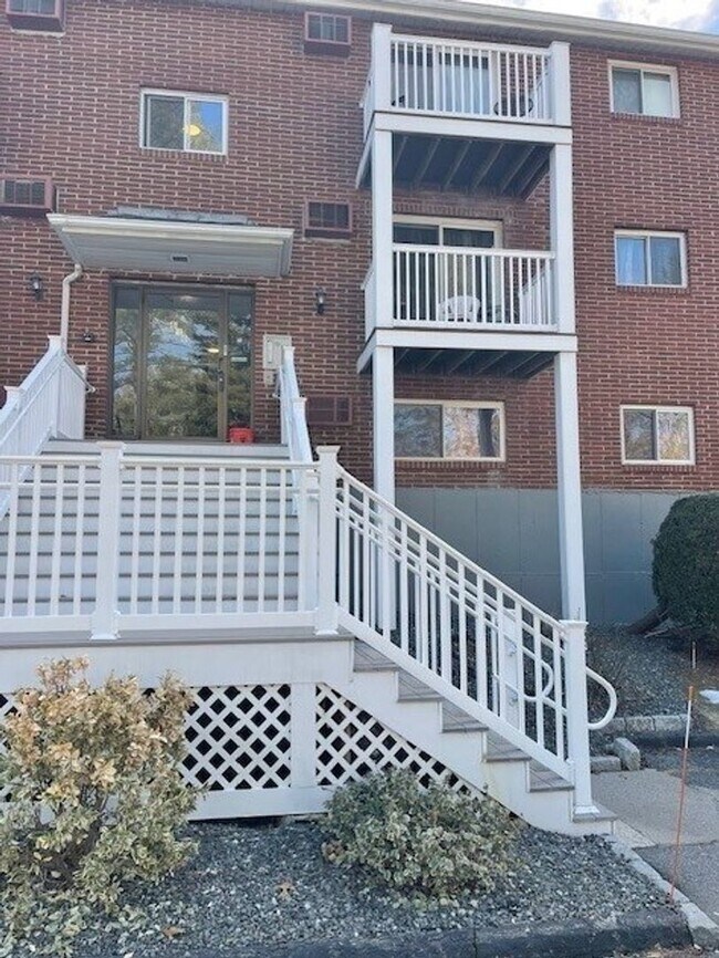 Foto del edificio - Fresh 1 Bedroom Corner Condo with 2 Off Street Parking Spaces