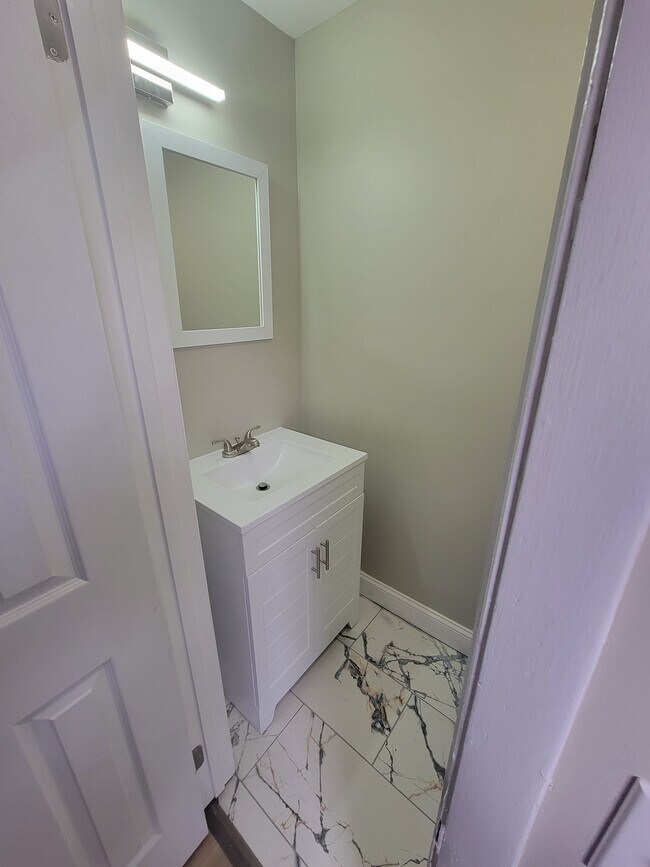 1/2 baño - 1er piso - 257 Hague St