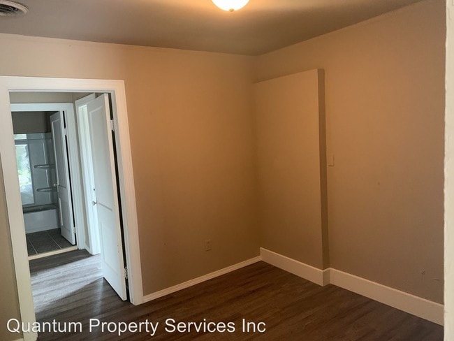 Building Photo - 906 S 19th St