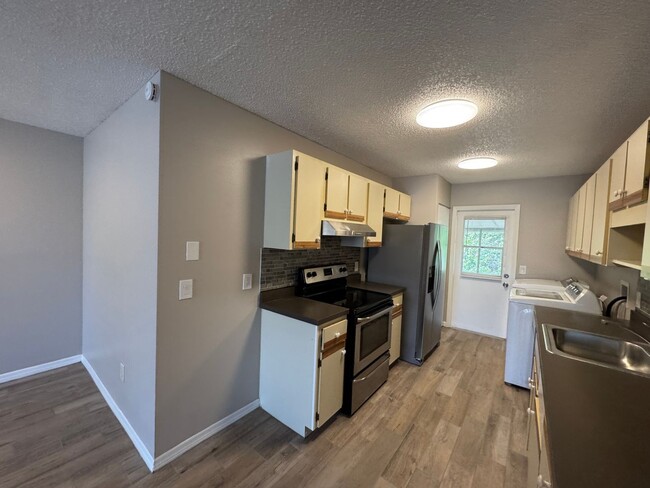 Building Photo - NEWLY RENOVATED 3 Bedroom/2 Bath Unit! Was...
