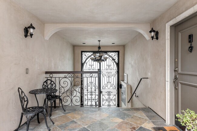 Building Photo - 4466 Coldwater Canyon Ave