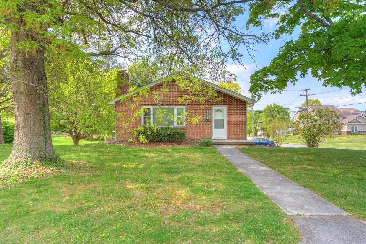 Primary Photo - 1000 Willard Dr SE