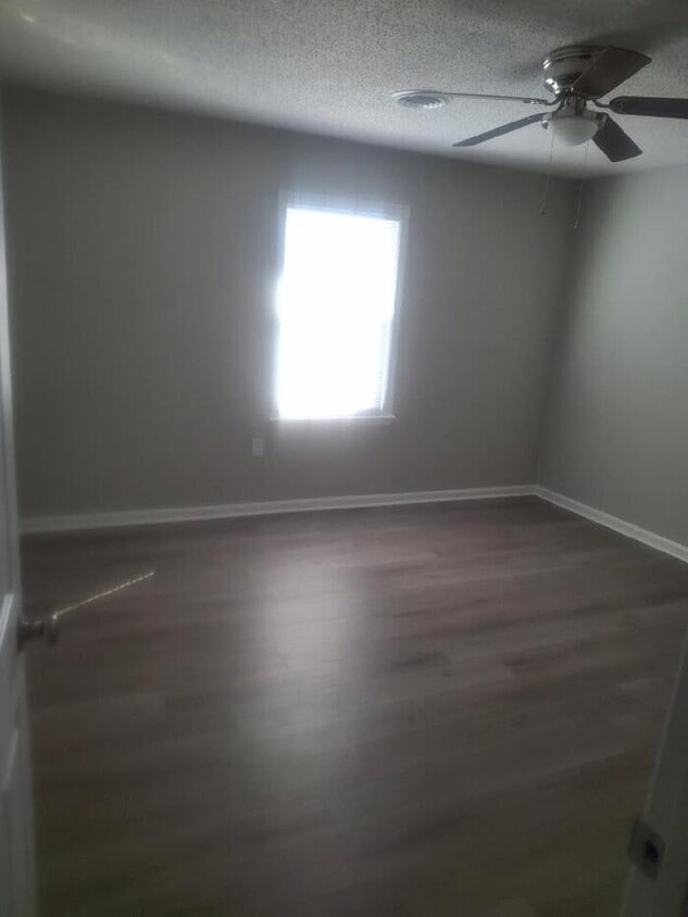 Building Photo - 2 Bedroom 1.5 Bath