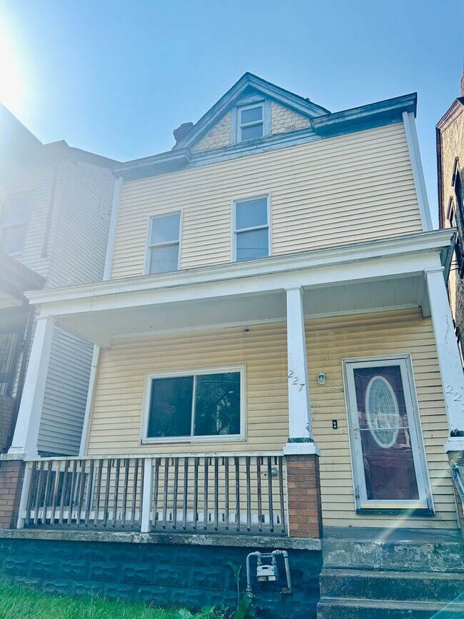 Foto del edificio - 2 Bedroom w/large attic space l Housing Vo...