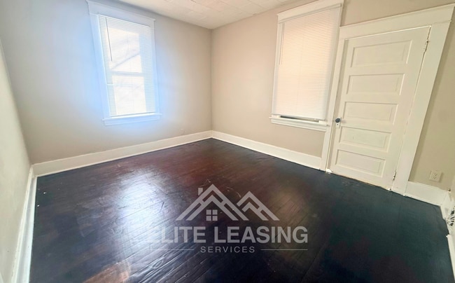 Foto del edificio - Spacious 2-Bedroom Home with Bonus Room & Sunroom