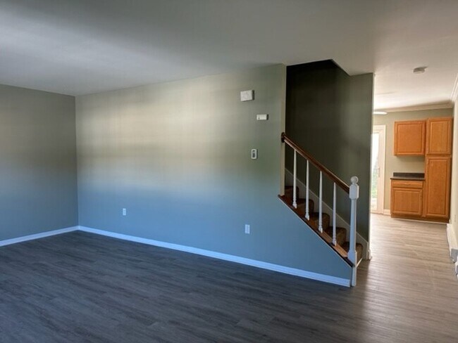 Building Photo - Welcome to this charming 2-bedroom, 1.5-ba...