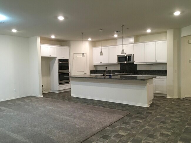 Building Photo - Beautiful Spacious 4 Bedroom 2 Bath 2021 H...