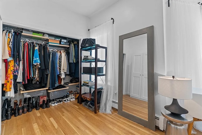 Building Photo - 402 E 7th St