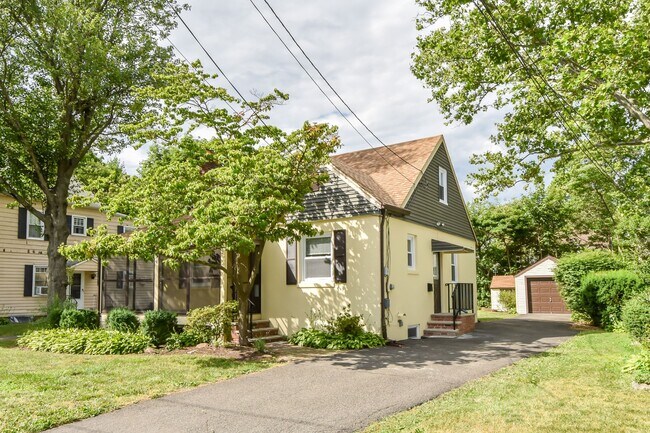 Building Photo - 321 Forest Rd