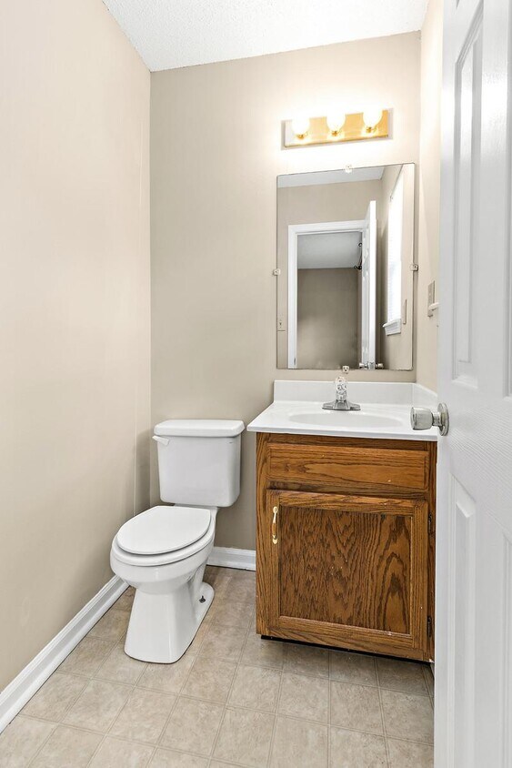 On-suite half bathroom - 1805 Colt Dr