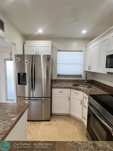 Foto del edificio - 8220 Sunrise Lakes Blvd