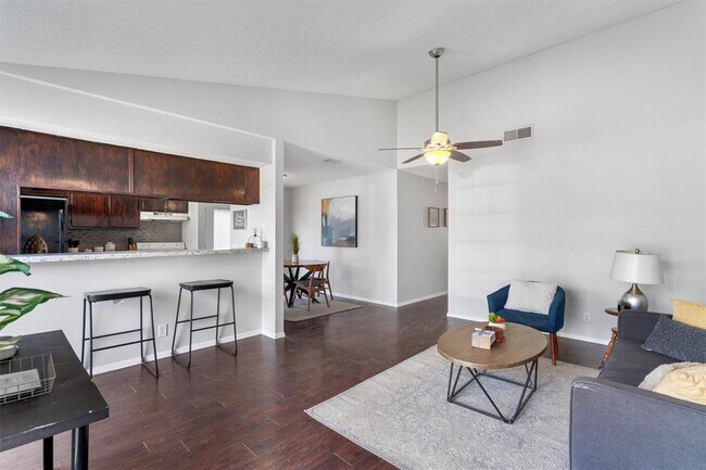 Foto del edificio - 8703 Pineridge Dr