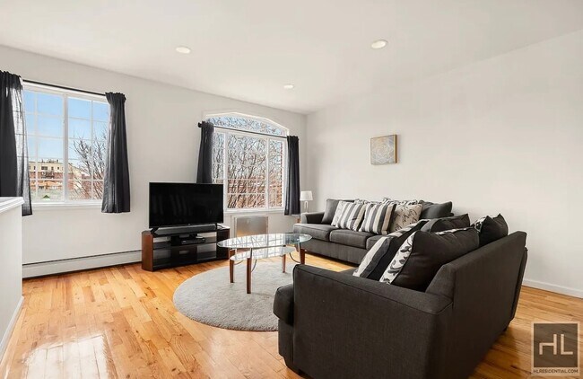 Building Photo - Beautifully renovated 3 three-bed, 2 bath ...