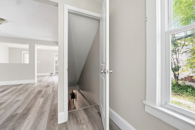 Building Photo - Newly Renovated 2 Bedroom Single Family Home