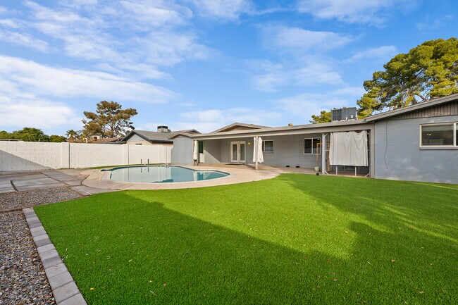 Building Photo - 2133 E El Parque Dr