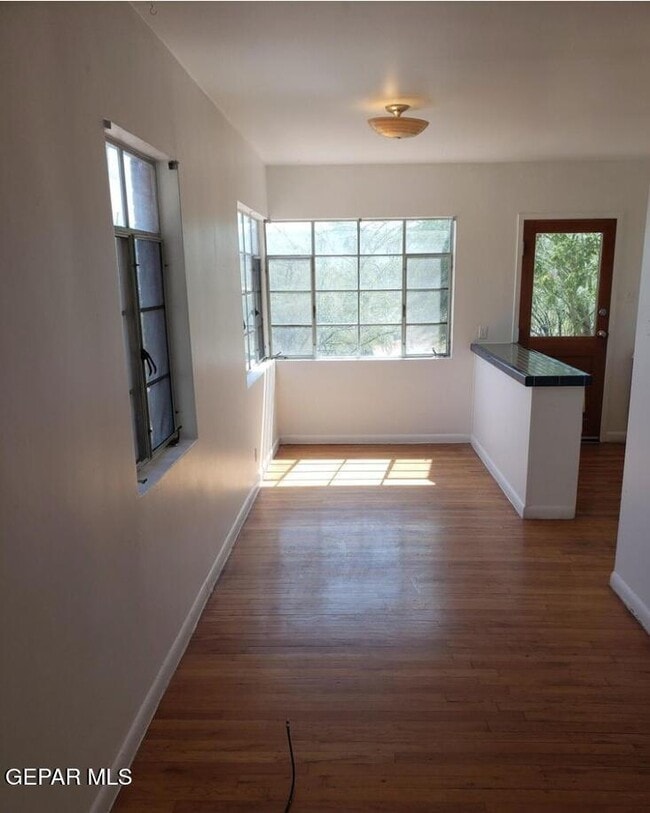 Building Photo - 904 W Yandell Dr