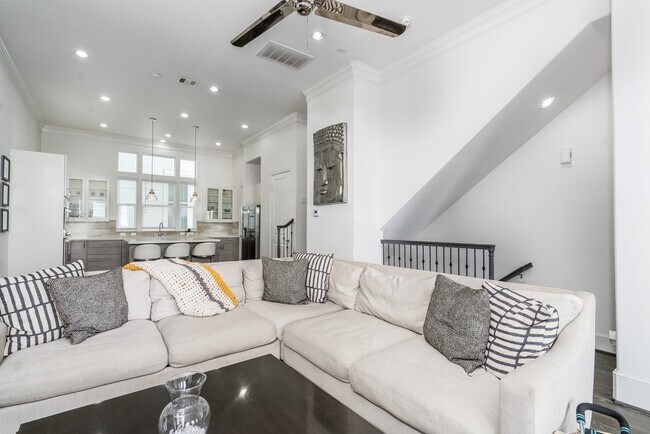 Foto del edificio - 2312 Hutchins St