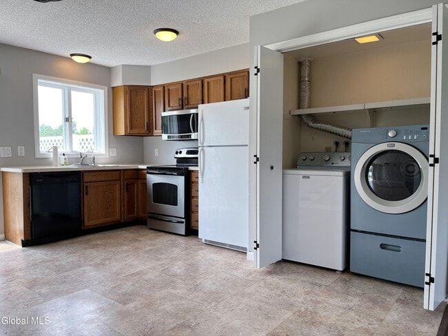 Foto del edificio - 24 Reservoir Rd