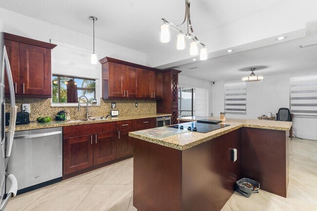 Building Photo - 5312 SW 134th Ave