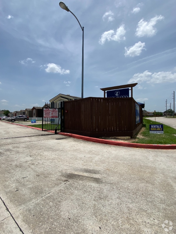 Building Photo - 1120 N Vista Dr