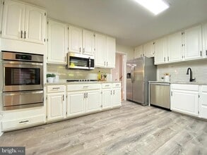 Building Photo - 11505 Parkedge Dr