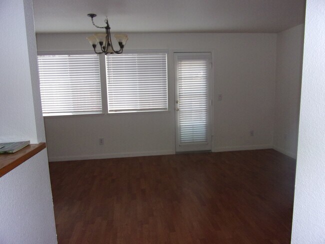 Building Photo - 853 Vassar Dr