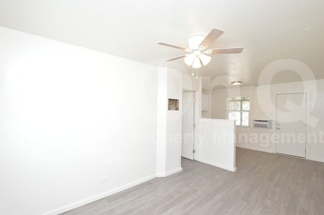 Foto del edificio - 7040 Grand Ave