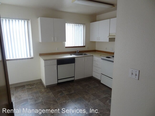 Building Photo - 131-149 SE 151st Ave