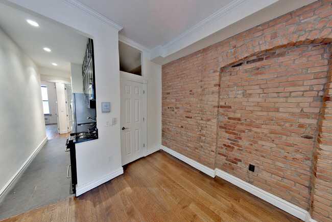 Living room - 424 W 51st St