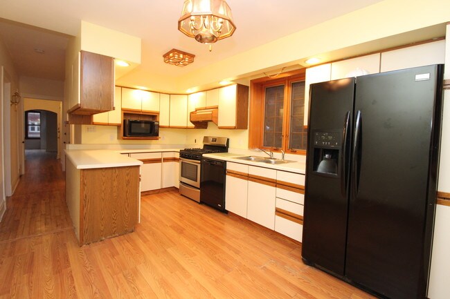 Building Photo - 1351 W Rosedale Ave