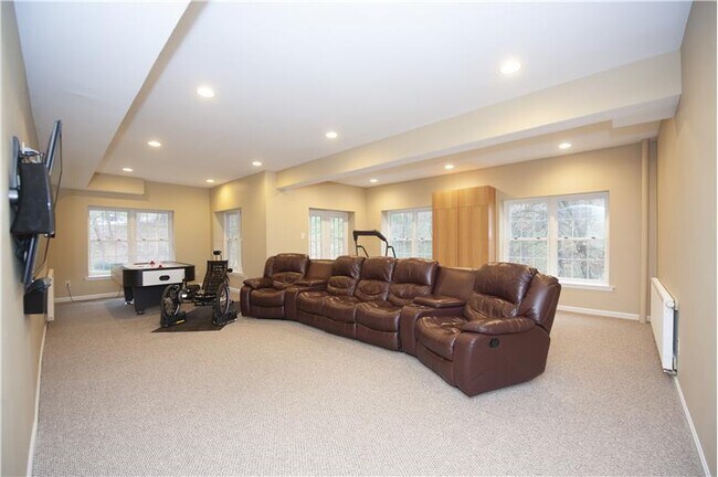 Building Photo - 930 Academy Ln