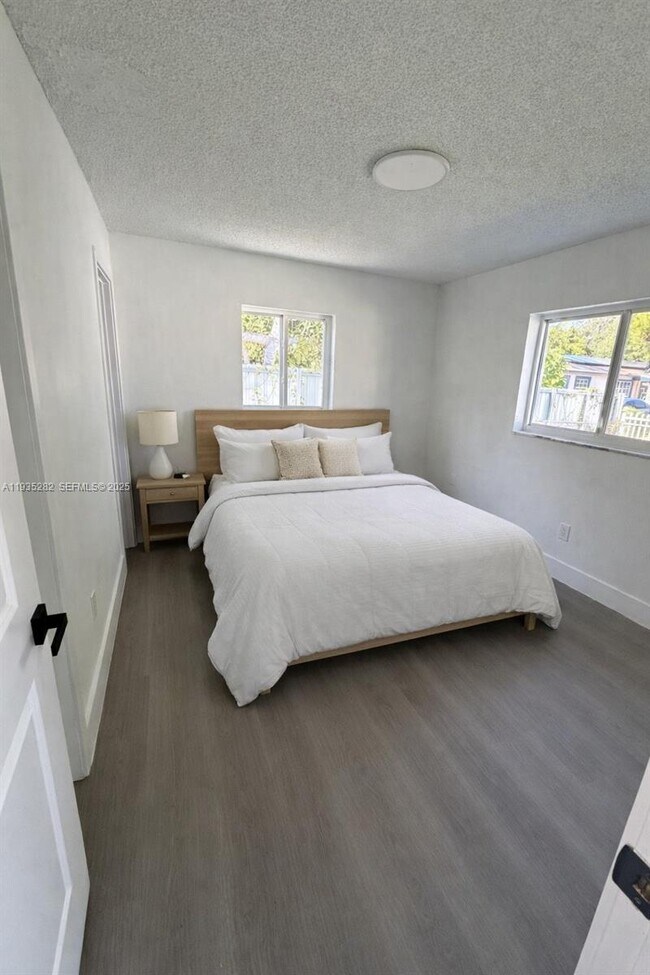 Foto del edificio - 3860 NW 208th St