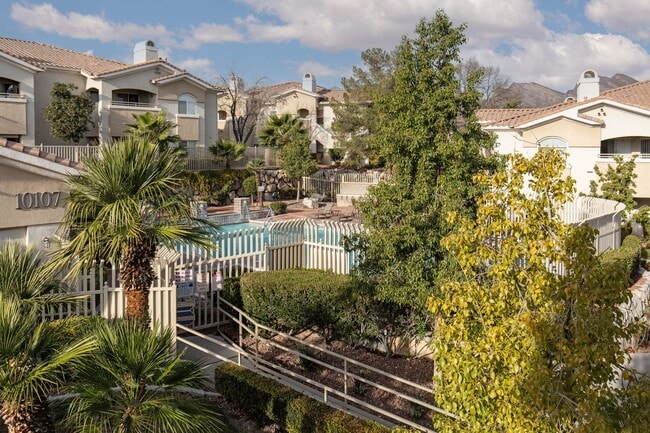 Foto del edificio - Fully furnished luxury 3br townhome with garage in gated Summerlin community