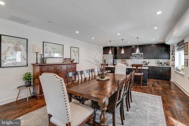 Foto del edificio - Spacious 3-Story Townhome with Roof Deck i...